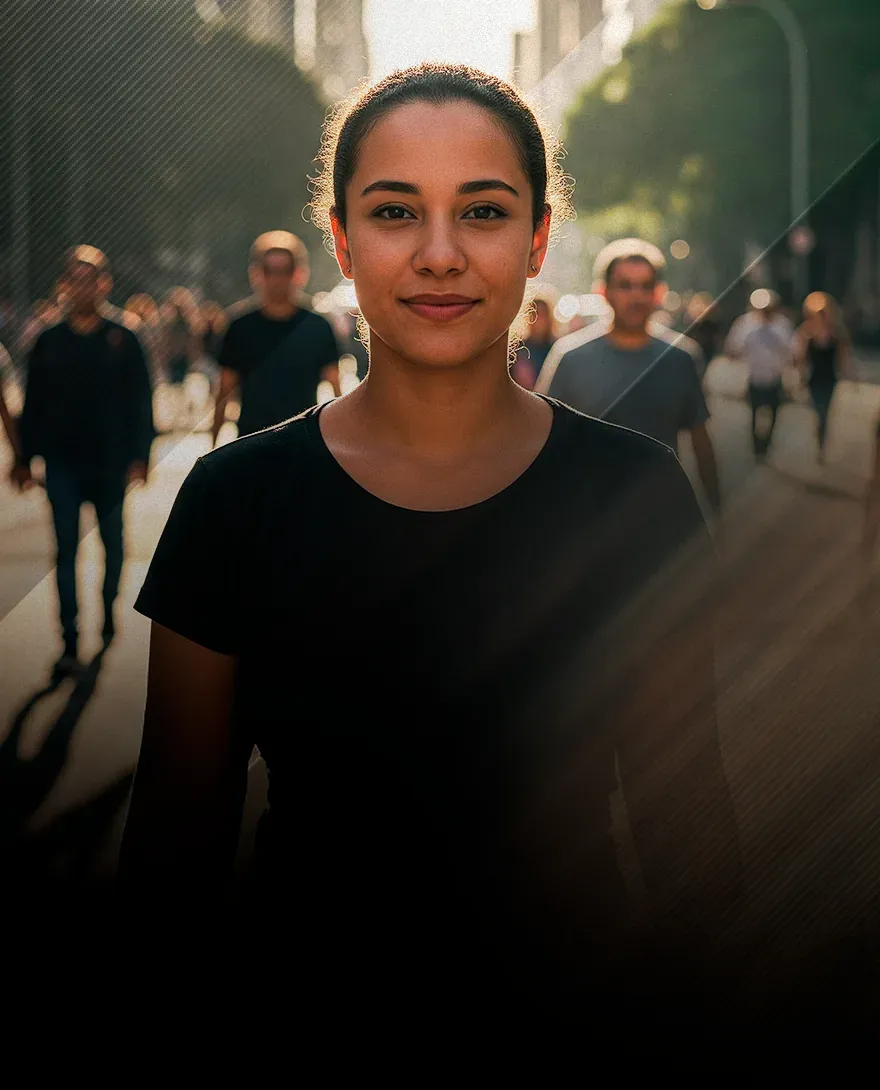 Empreendedora sorrindo no meio de uma rua movimentada