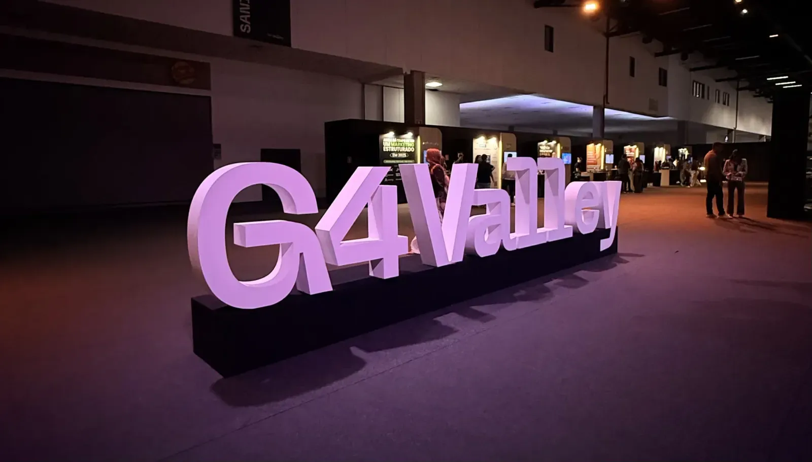 Letreiro do G4 Valley em um pavilhão vazio